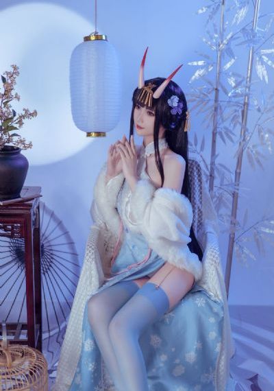 亲嘴一边揉一边往下摸全过程