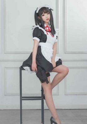 年轻的母亲观看